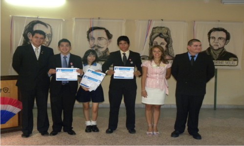 Los tres ganadores con altas autoridades de la JCI